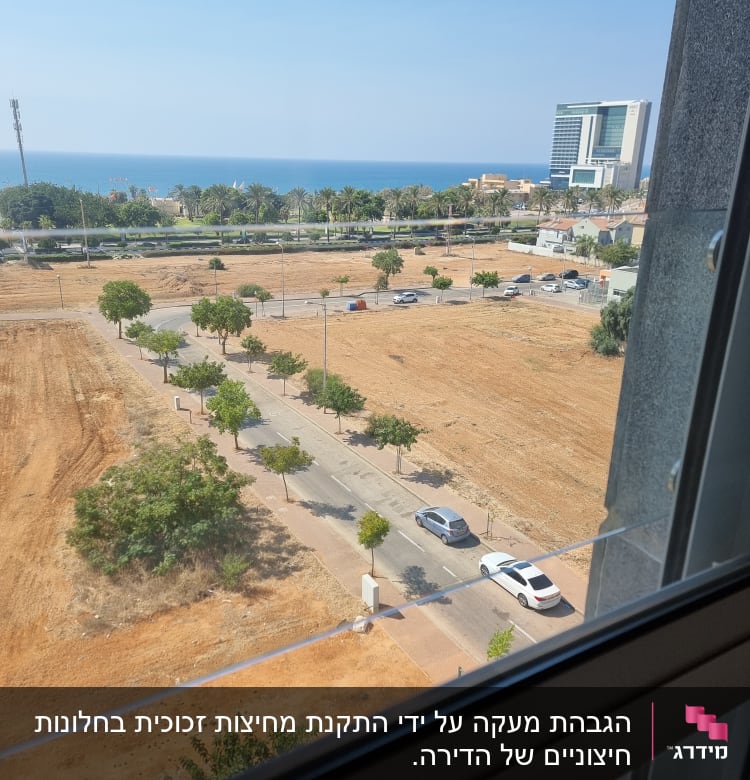 נוף דרך חלון זכוכית עם נוף לים